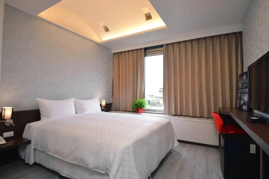 Standard Double room with city view (full double bed)