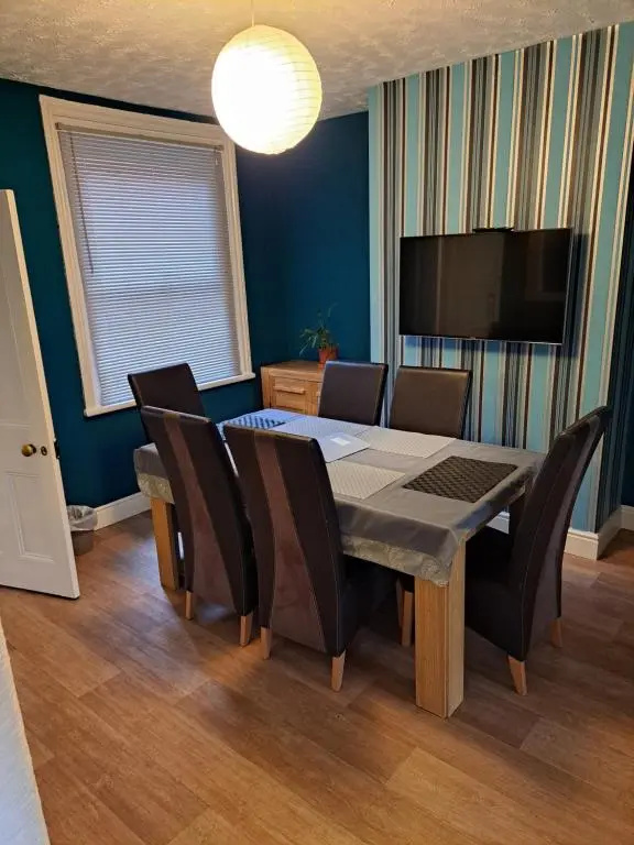 Entire Town House with Free Parking