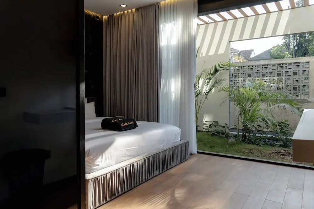 Отель Black Rock Villas в Унгасане