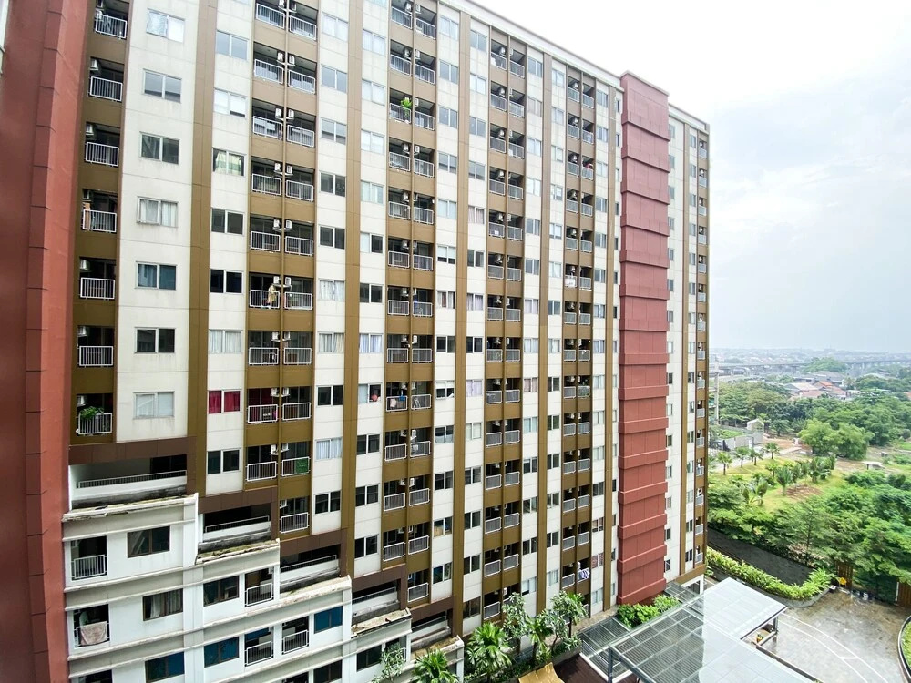 Homey and Cozy Stay Studio LRT City Jatibening Apartment
