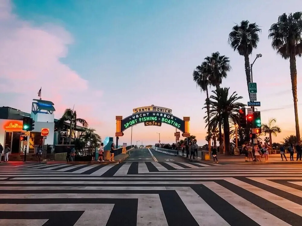 Lovely Licensed Santa Monica Loft Walk to Beach!