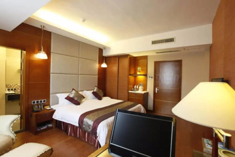 Deluxe Double Suite full double bed