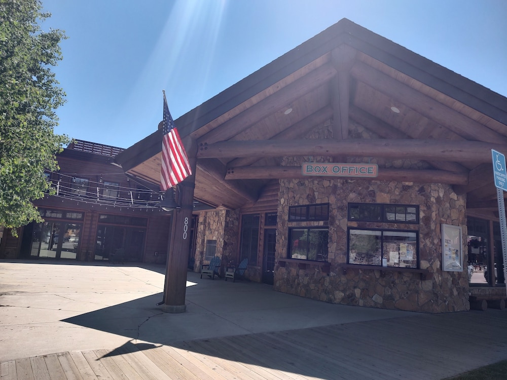 Western Riviera Lakeside Lodging