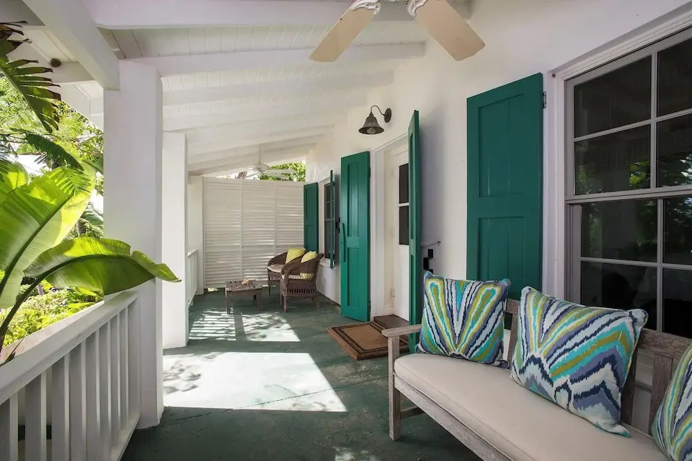 Pink Sands Paradise: Luxury Estate With Pool — фото 3