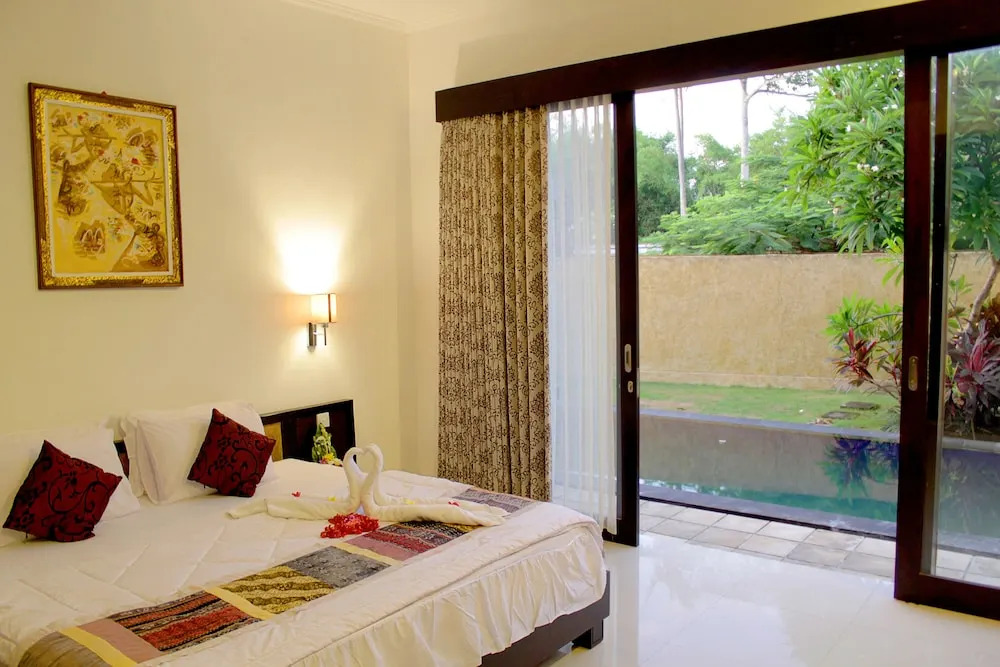 豪華雙拼別墅，視野開闊，配有雙人床。