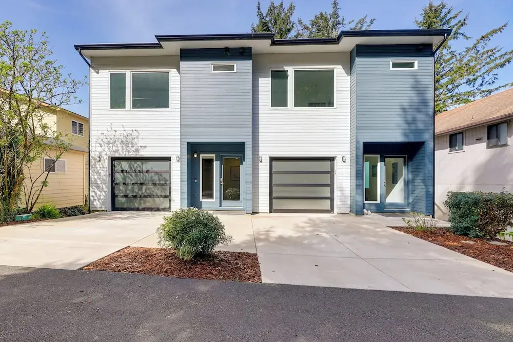 Scenic Depoe Bay Townhome w/ Deck < 1 Mi to Parks!