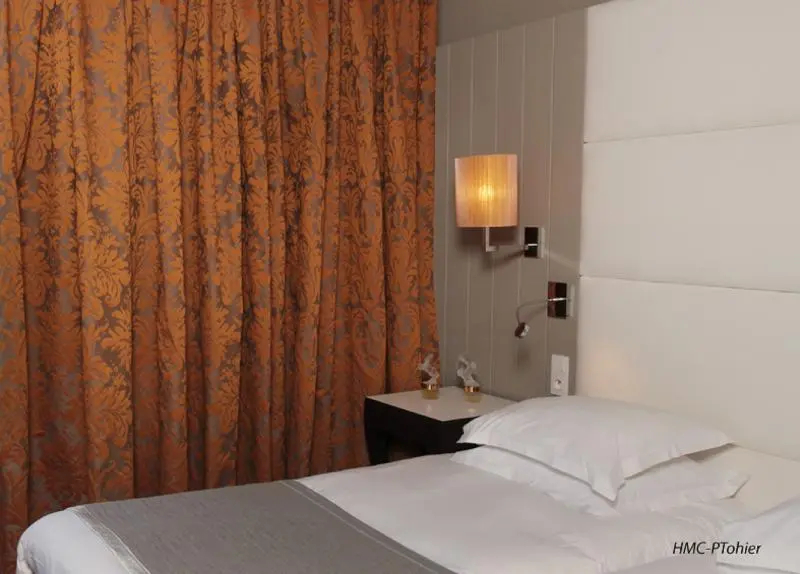 標準雙人房，配有大床