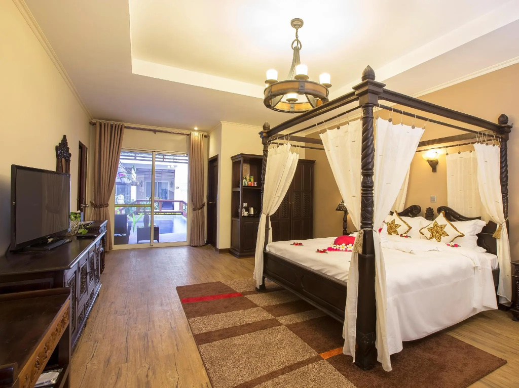 Deluxe room with pool view