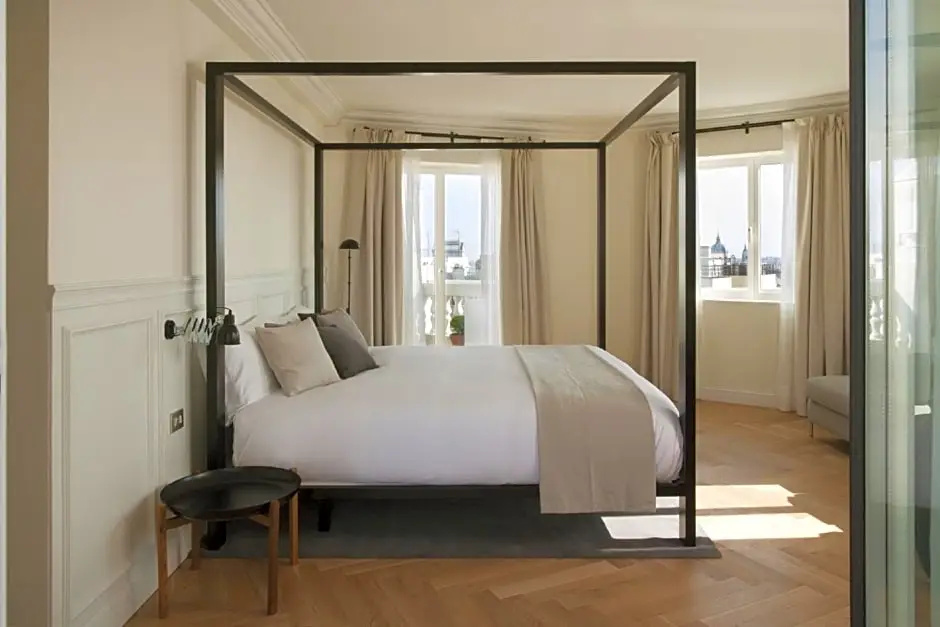 Double Suite (full double bed)
