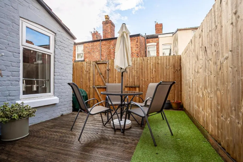 Large and Luminous Liverpool Home With Garden