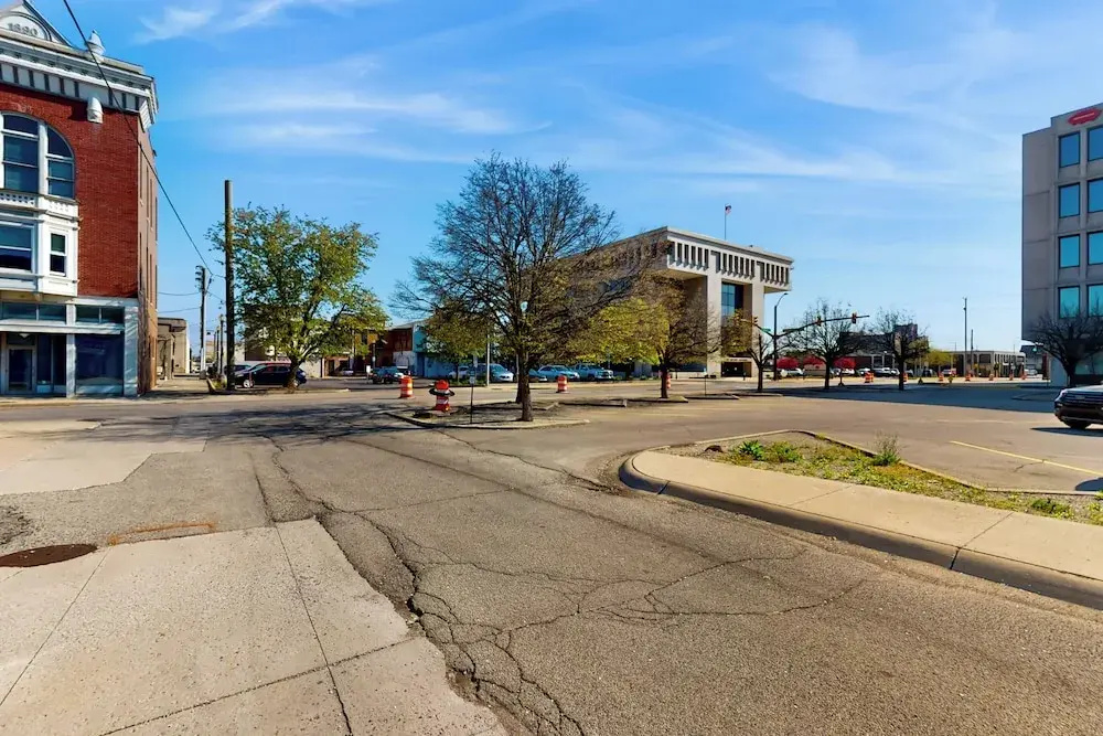 'downtown Delight' w/ Patio! 1 Mi to Ball State