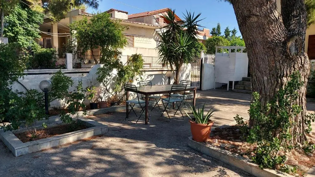 Airport Friendly House 2