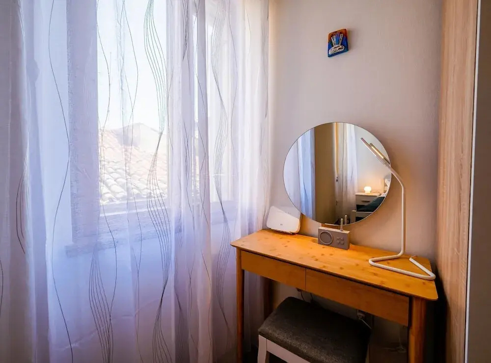 Old Town Modern and Sunny Studio Apartment