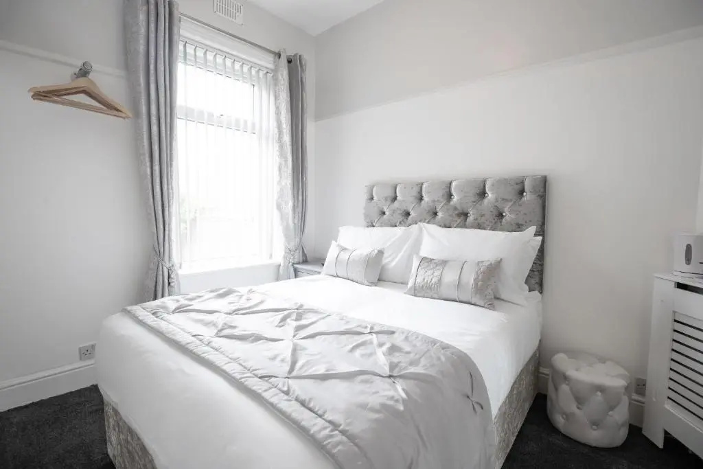 Deluxe Double room (full double bed)