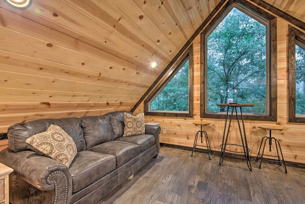 Large Upscale Cabin: Hot Tub, Fire Pit, Pool Table