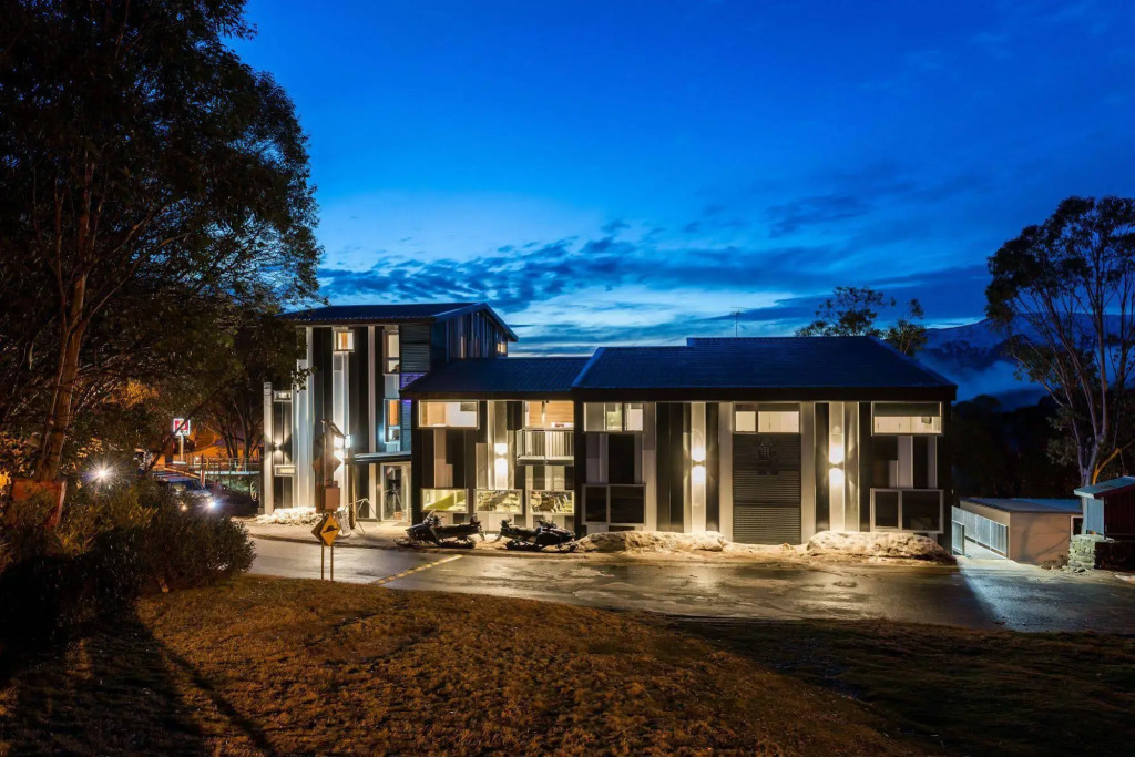 Elk at Falls — фото