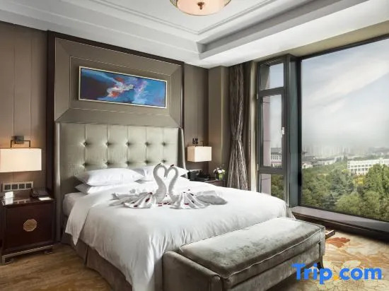 Executive Double Suite with city view full double bed