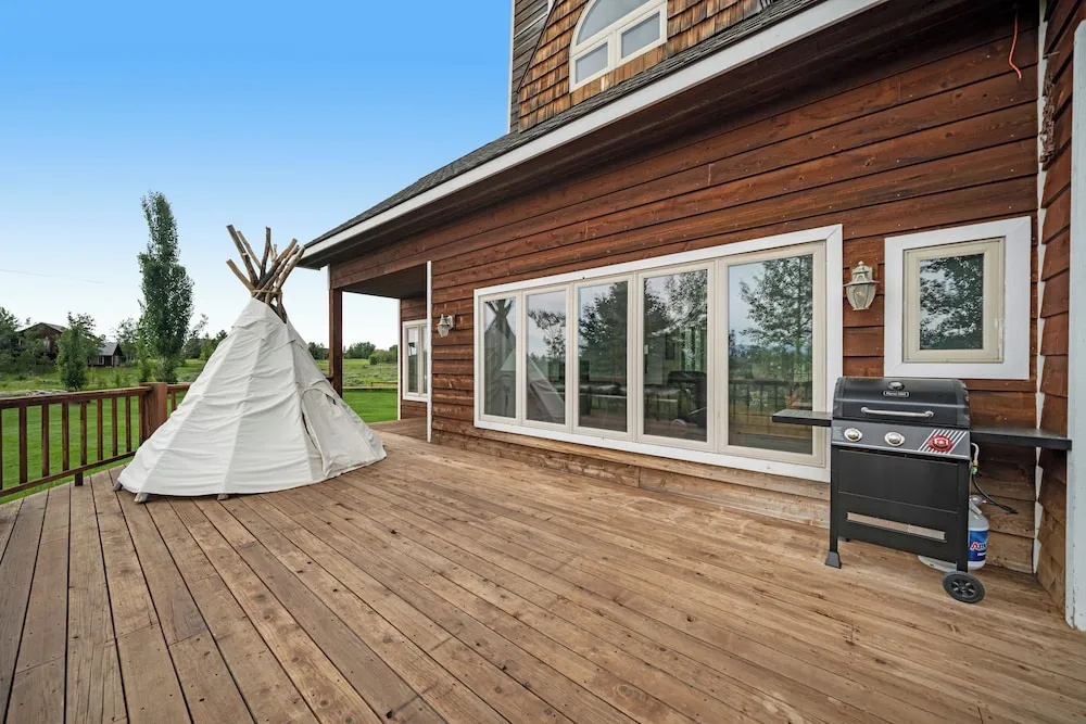 Fun w/ Family! Mtn-view Gem w/ Deck in Driggs