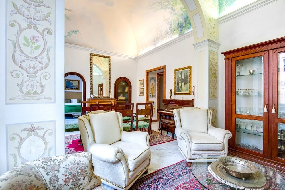 Large and Charming Flat Near Termini