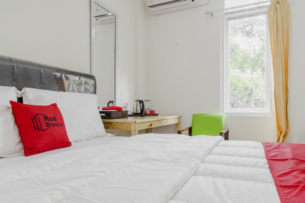 RedDoorz Plus near UPN Veteran Jakarta