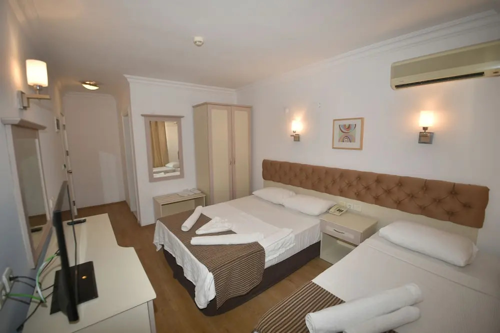 Одноместный номер Standard с балконом и с видом на город двуспальная кровать в Almena City Hotel