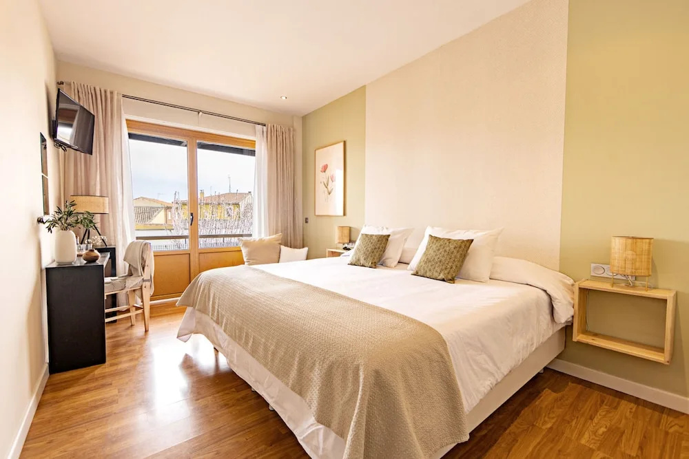 Standard Double room with balcony (full double bed)