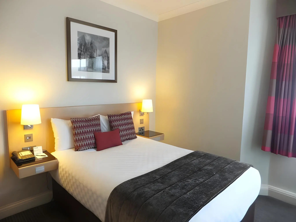 Отель Thistle London Bloomsbury Park в Лондоне
