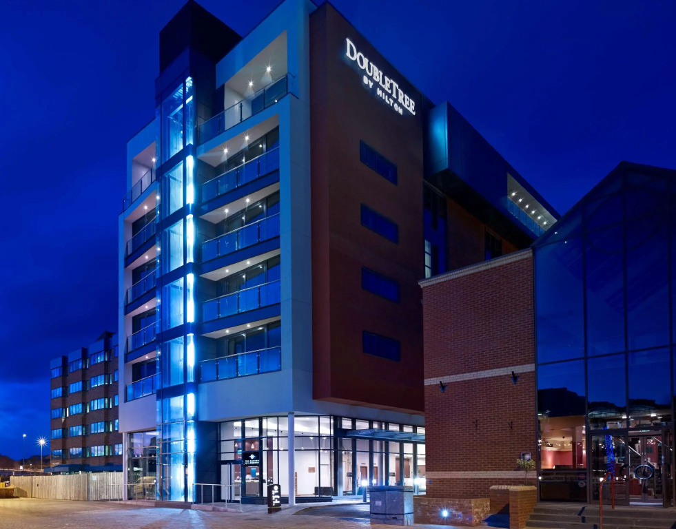 DoubleTree by Hilton Lincoln - Tap to explore photos