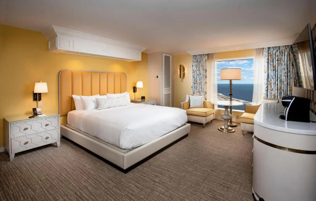 Double room with bay view (full double bed)