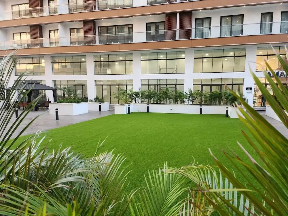 Elegant & Luxury Gem-5 Star Location -pools, Gym!
