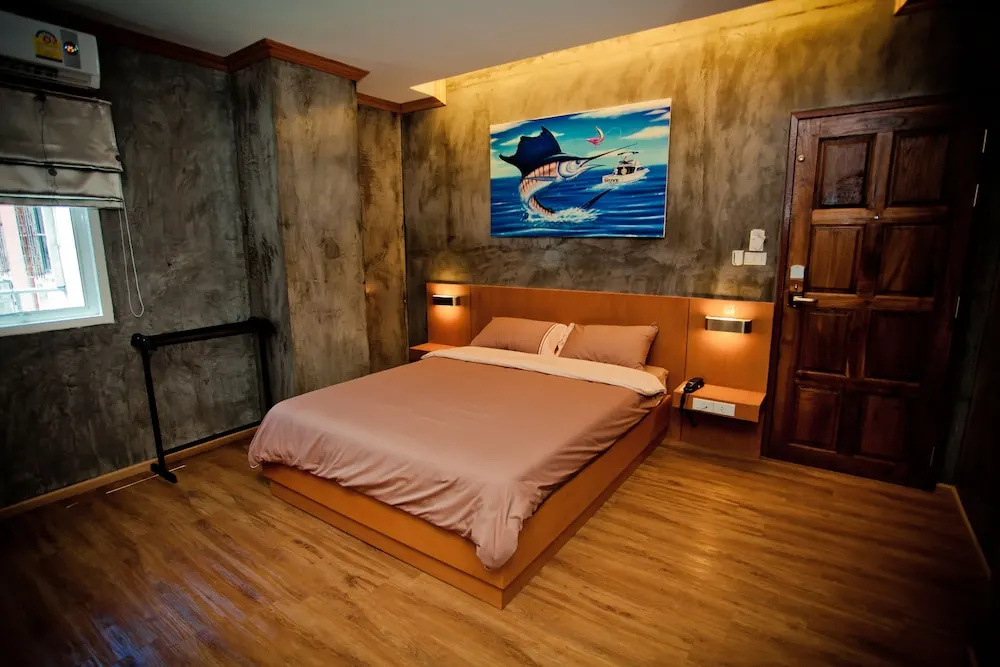 Deluxe Double room (full double bed)