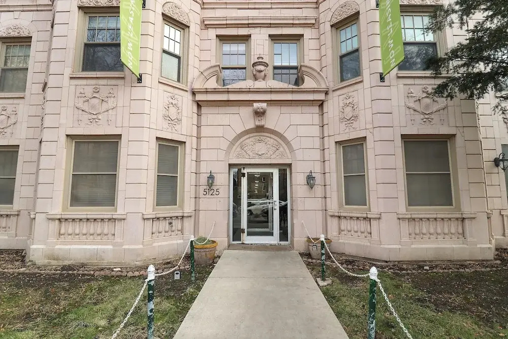 Lively 1BR - Kenwood 408