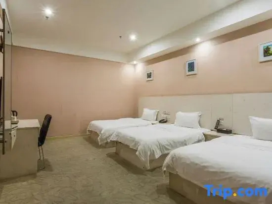 Трёхместный семейный номер Standard в Yiyue Express Hotel