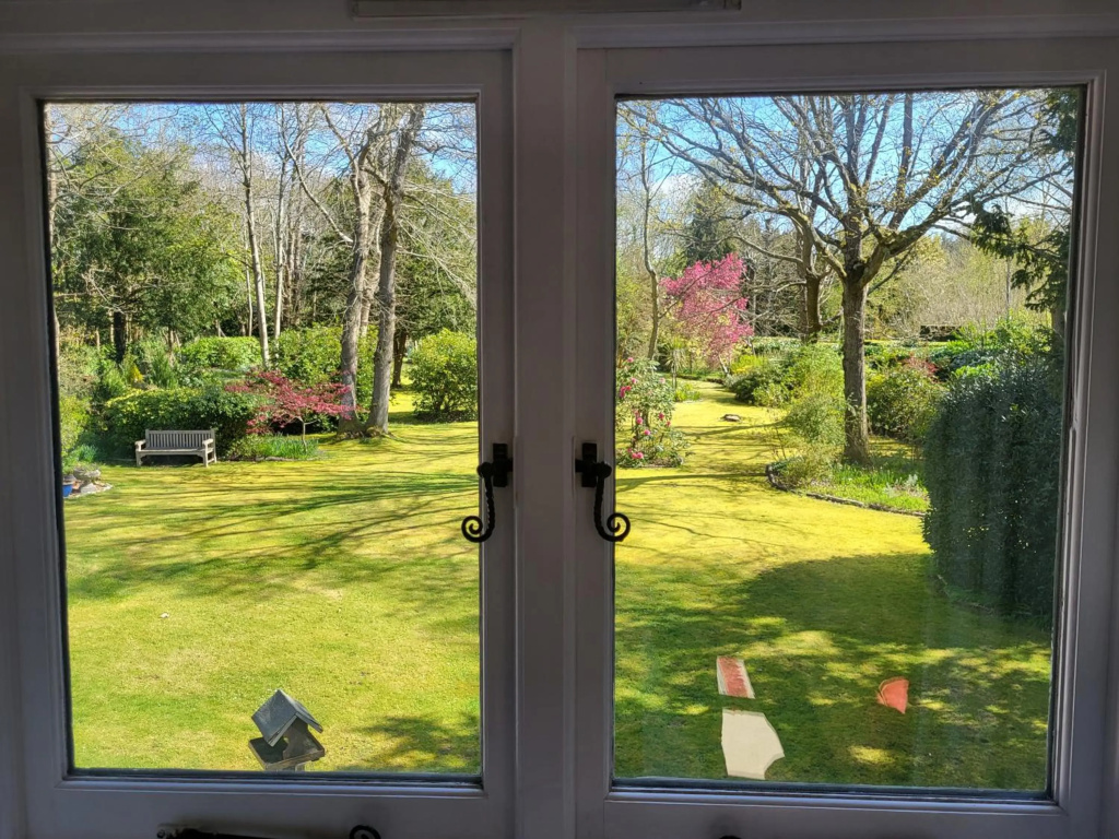 Lovely Family home with Beautiful Large gardens dog friendly