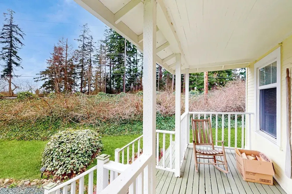 3 BR Cozy Cottage: w/ Hot Tub & Wifi