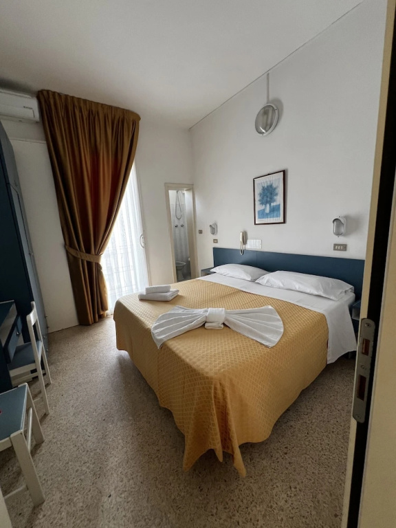 Standard Double room with balcony (full double bed)