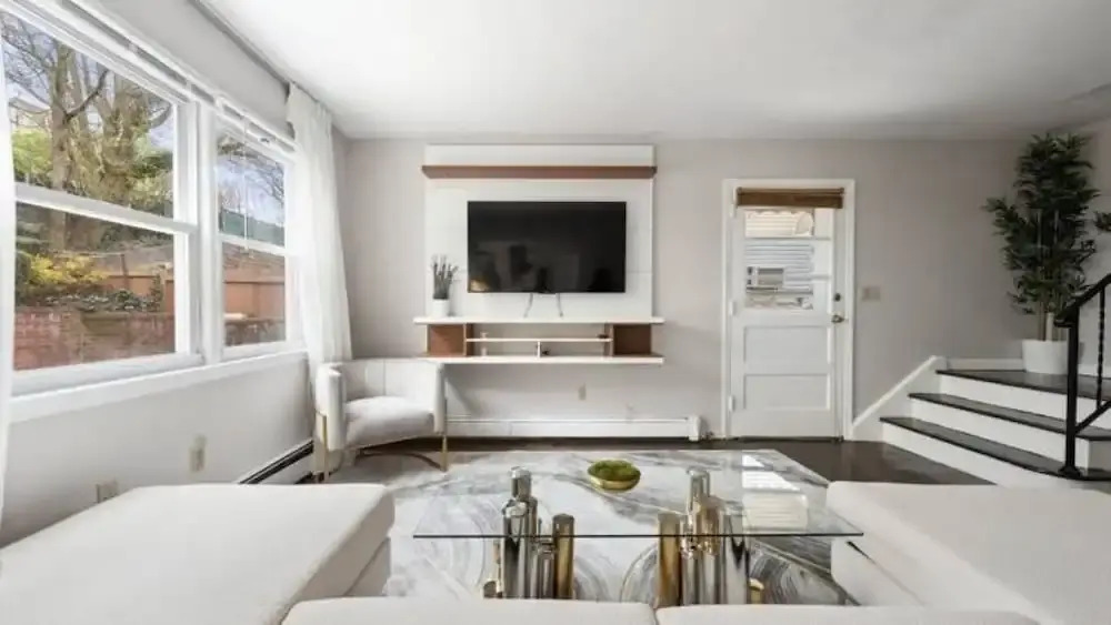 Upscale 3BR NY Home with Free Parking — фото 4