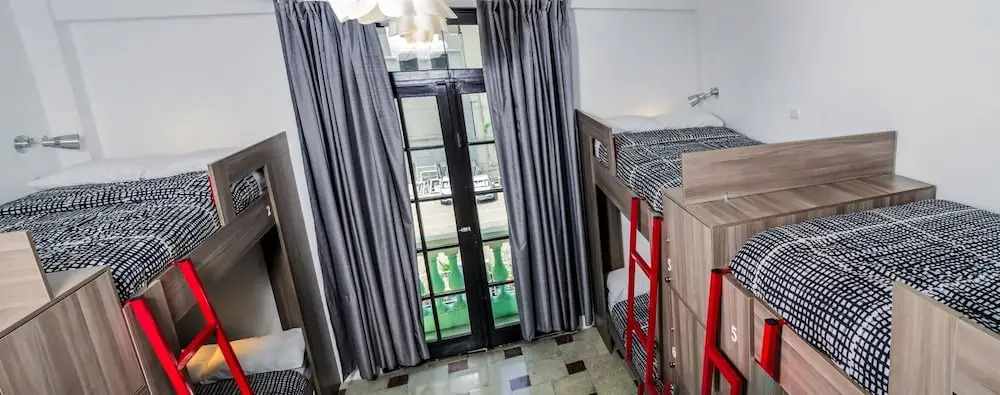 Кровать в общем номере в Tomo Hostel
