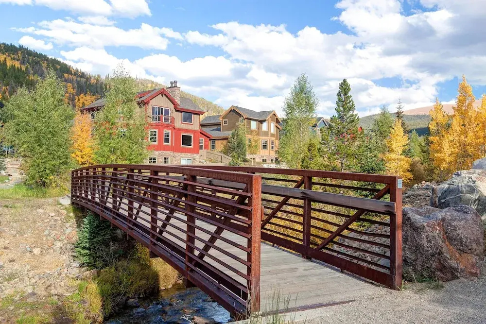 Creekside Escape 4 Bedroom Home by RedAwning
