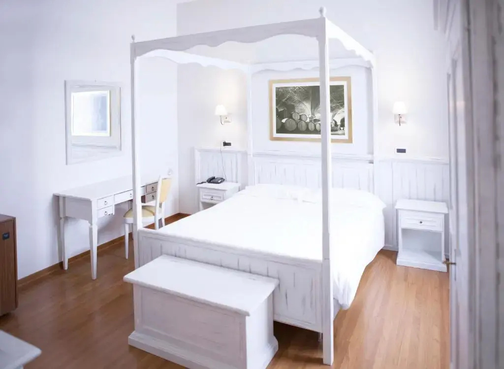 Superior Double room with lake view (full double bed)