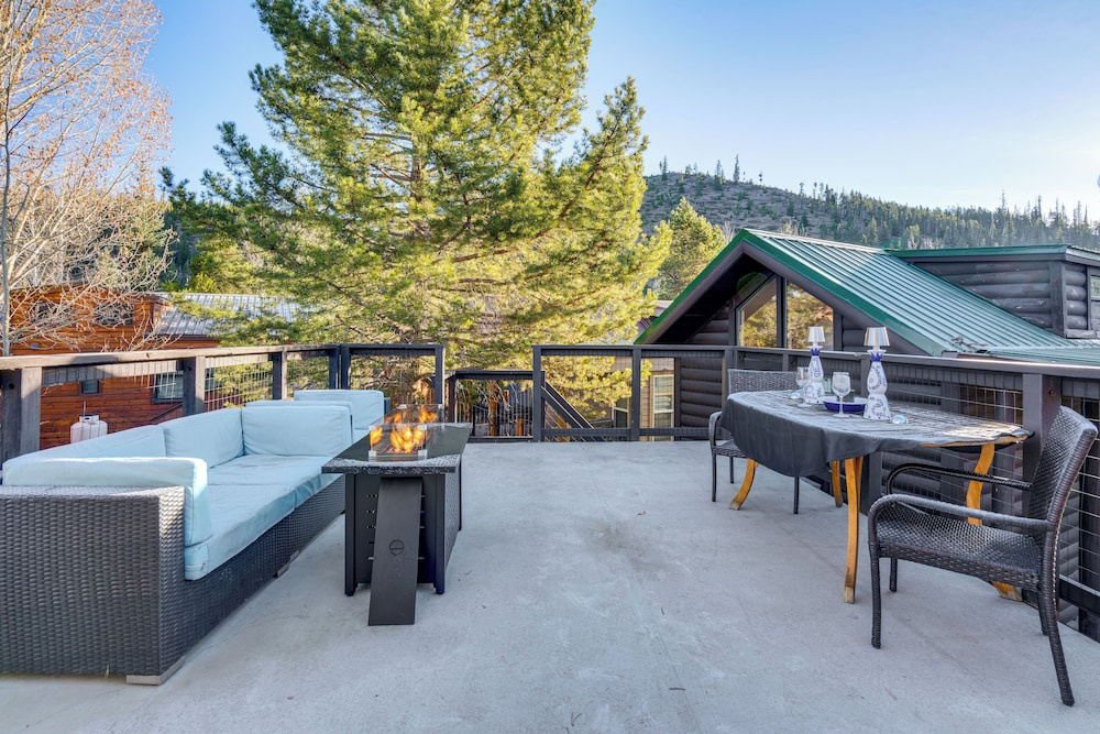 4 Mi to Slopes! Breck Mtn Base w/ Hot Tub Access