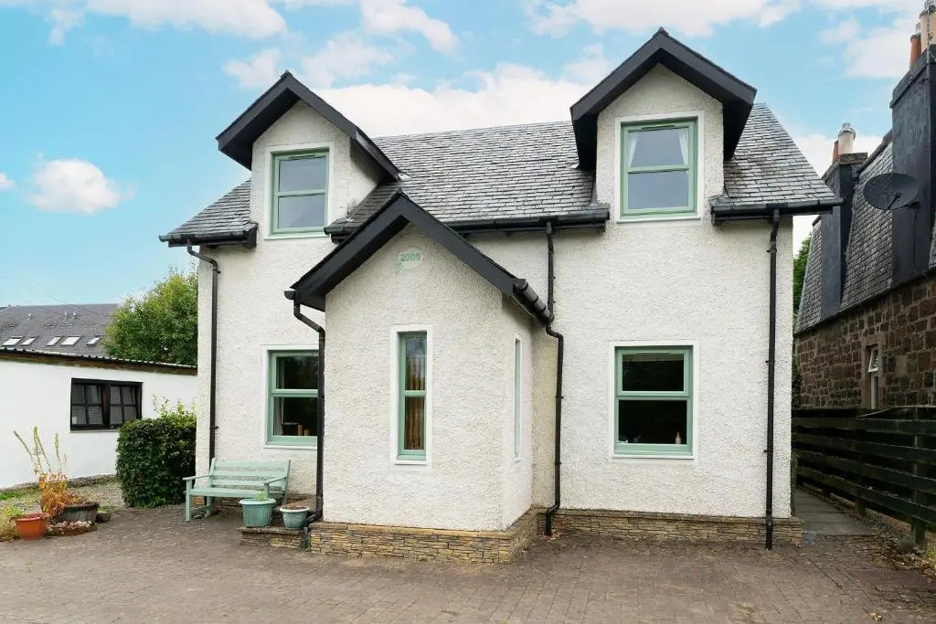 3 Bedrooms Cottage