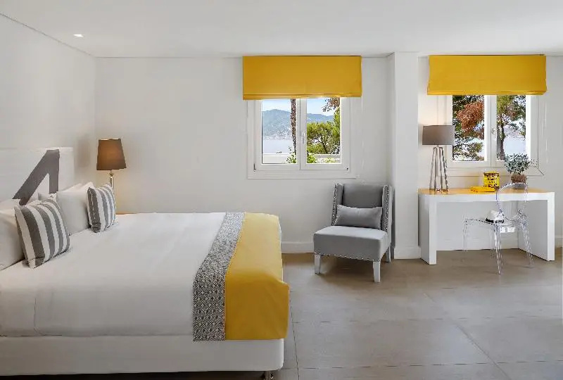 Junior Suite with balcony and with partial sea view