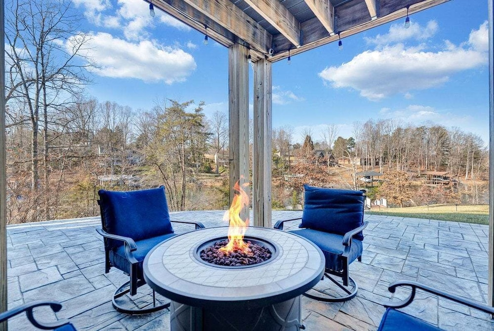 Serenity Shores - Private Lakefront Home With Dock