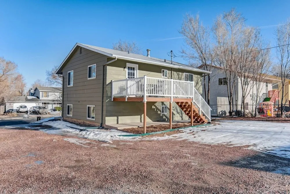2BR Aptmt Parks Private Deck, Mountain Views!