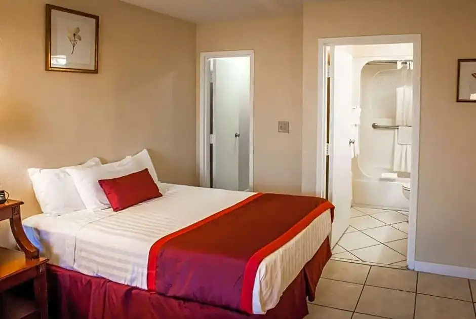 Standard Double room with water view (full double bed)