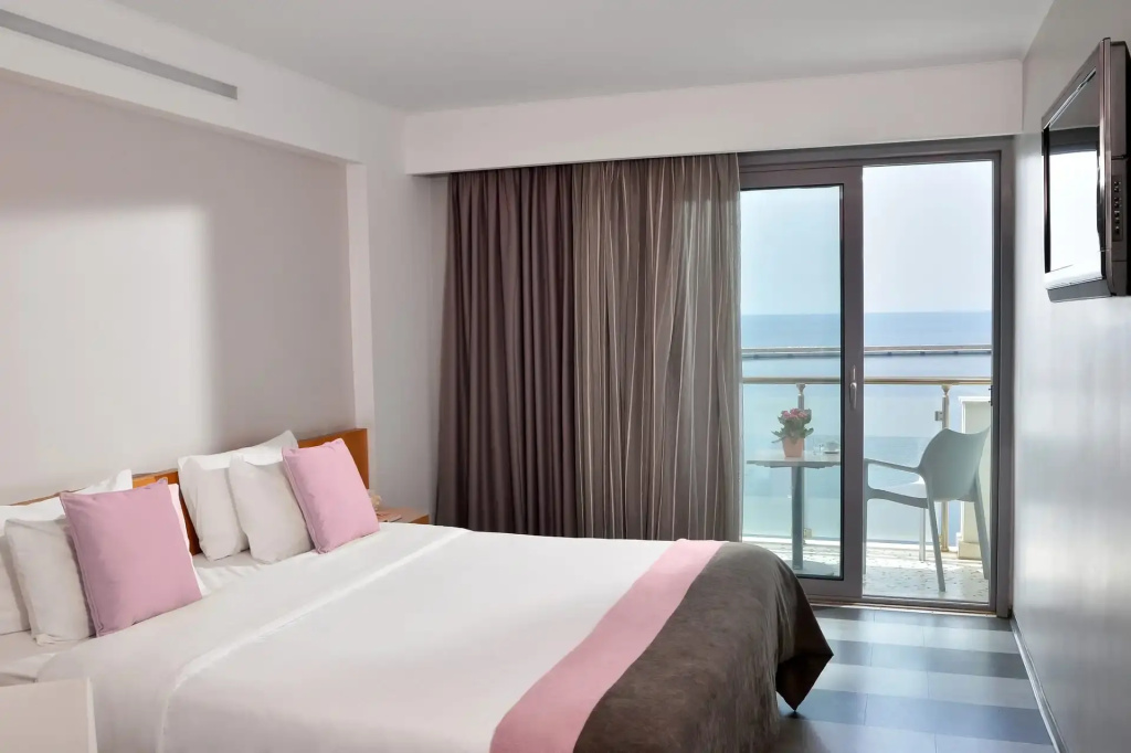 Double room with sea view (full double bed)