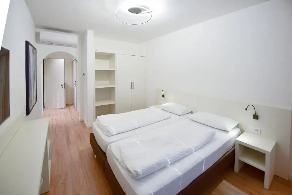 Standard Double room with balcony (full double bed)