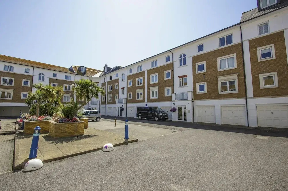 Britannia Harbour View Parking by Brighton Holiday Lets