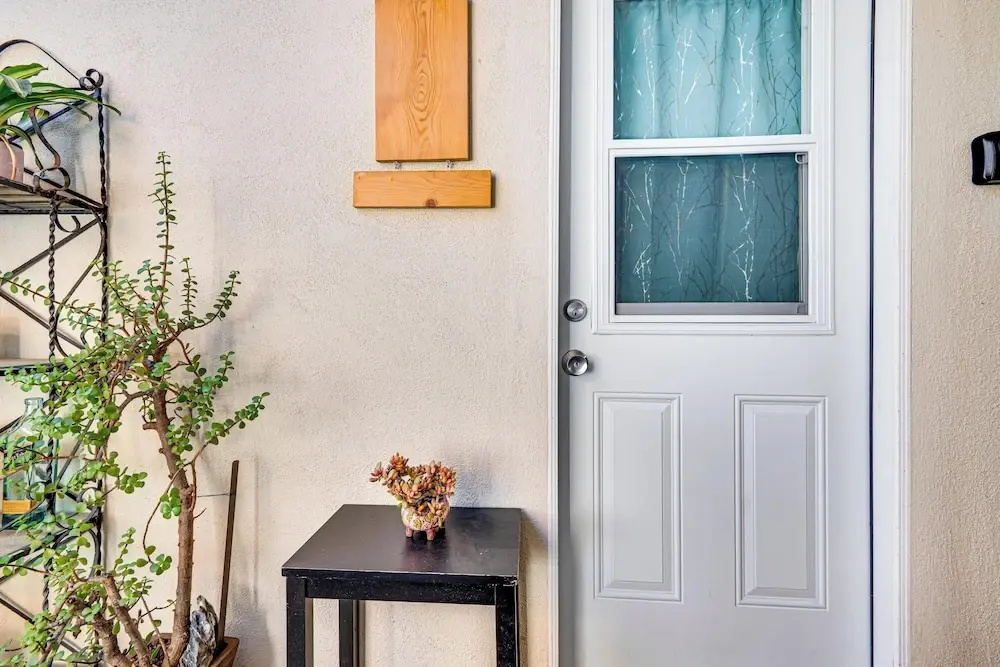 Explore Shops, Eats & Entertainment! Pasadena Apt